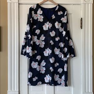 Banana republic bell sleeve floral dress